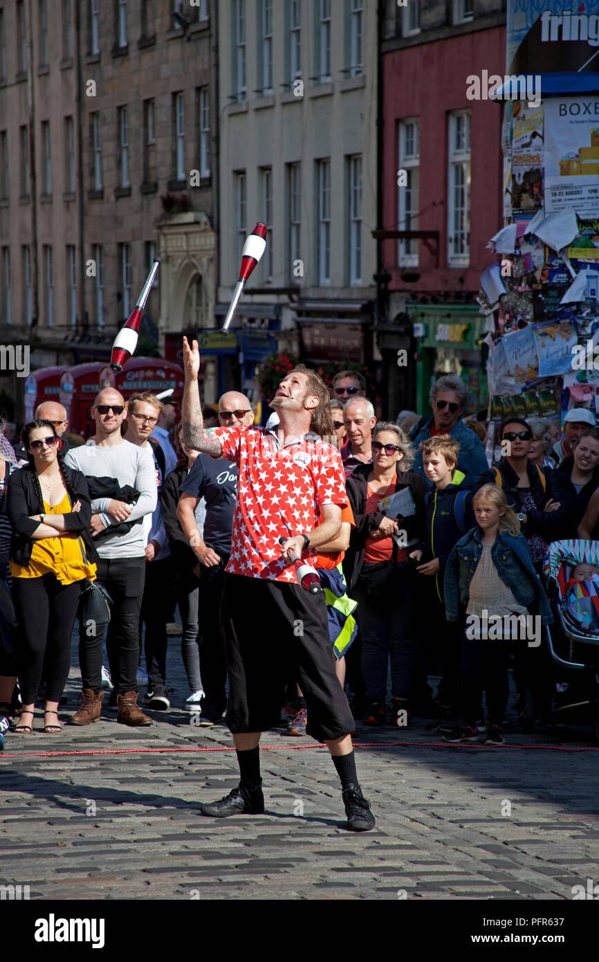 Edinburgh Fringe Festival, juggler performing, Royal Mile, Scotland, UK 2018 Stock Photo
