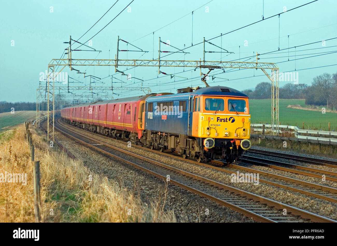 A class 87 AC electric locomotive number 87028 ‘Lord President’ with class 325 mail units in tow forms additional Christmas mail train. Stock Photo