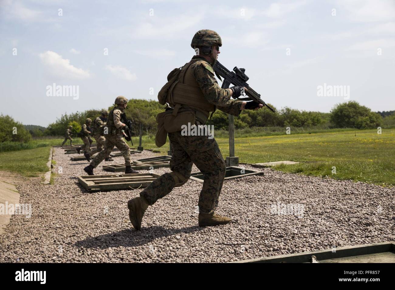 U s marine corps shooting hi-res stock photography and images - Alamy