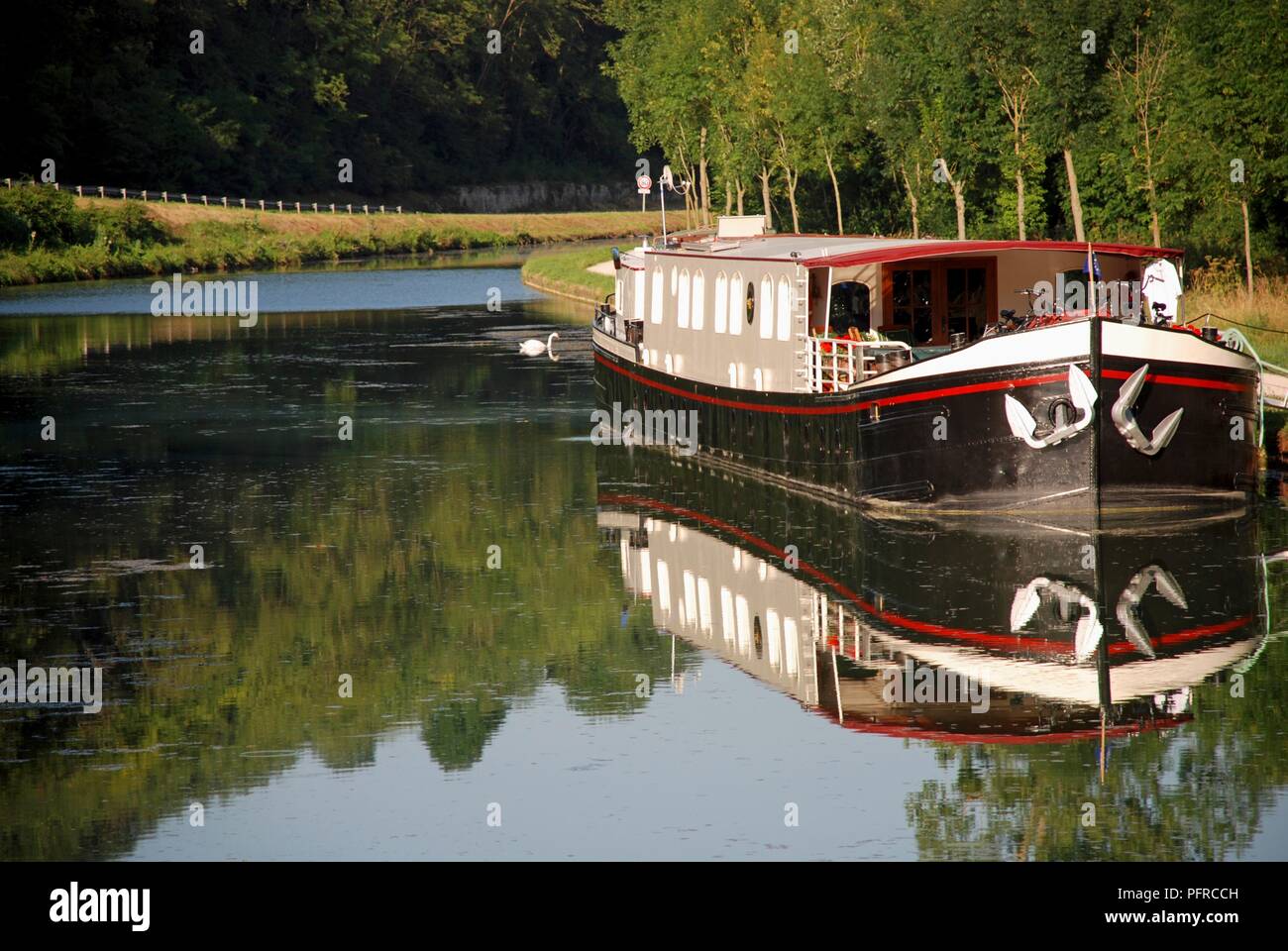 France, Burgundy, canal boat on the Burgundy Canal (Canal de Bourgogne) at Buffon Stock Photo