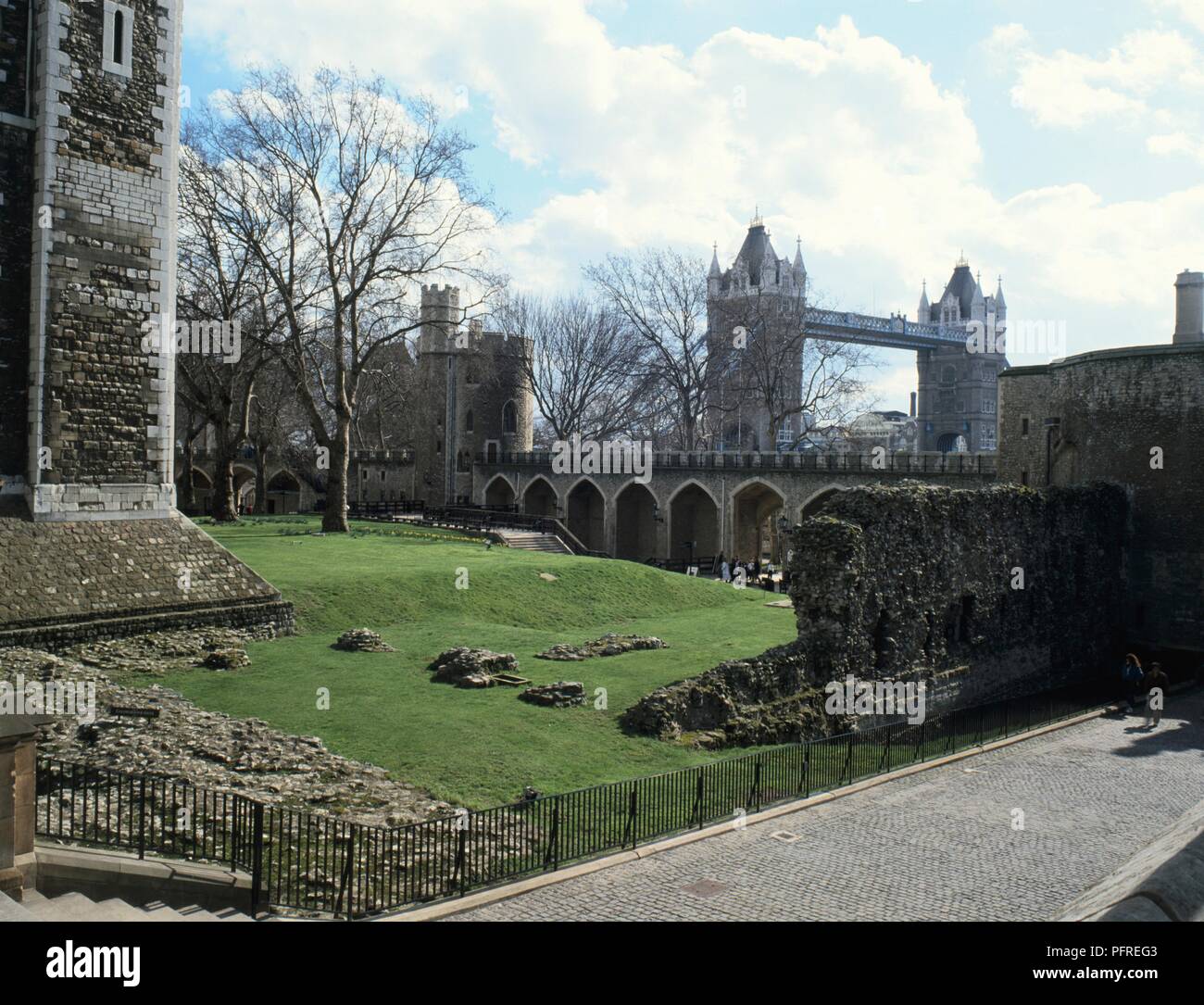 Footpath at the tower of london hi-res stock photography and images - Alamy