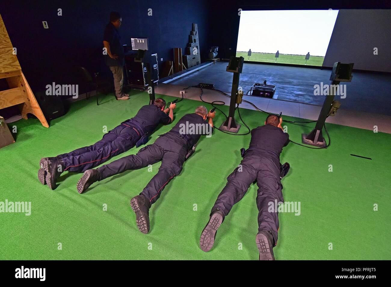 Italian Army Carabinieri Southern European Task Force Setaf Conduct Training Using Engagement Skills Trainer Est At Caserma Del Din Vicenza Italy May 30 18 Carabinieri Use U S Army Regional Training Support Division