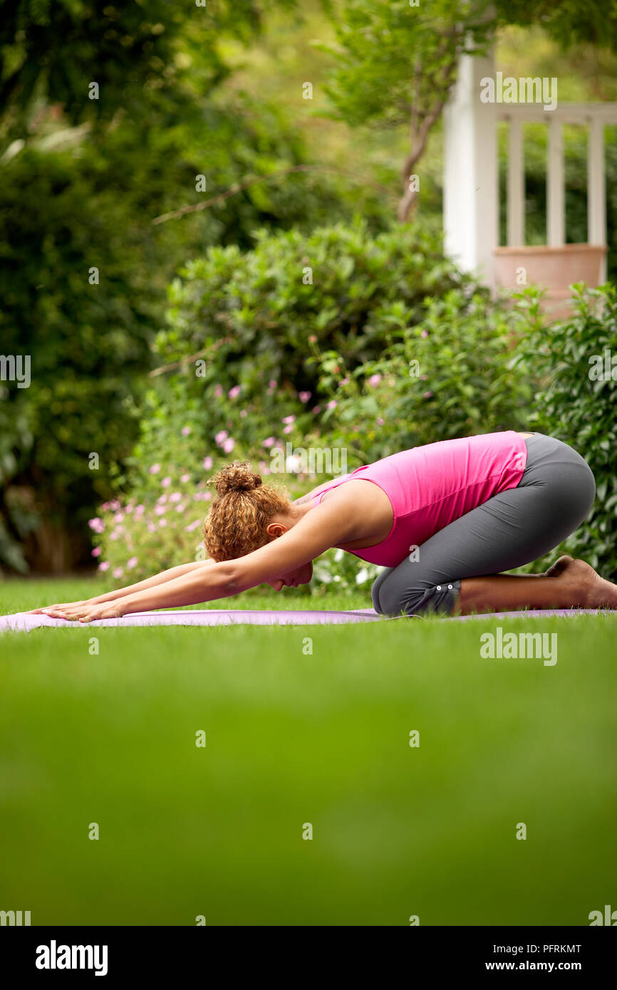 Woman kneeling exercise hi-res stock photography and images - Alamy
