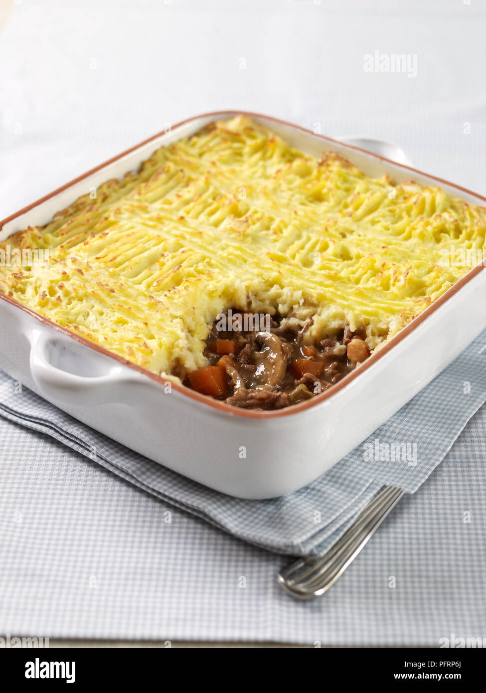 Beef and mushroom pie hi-res stock photography and images - Alamy