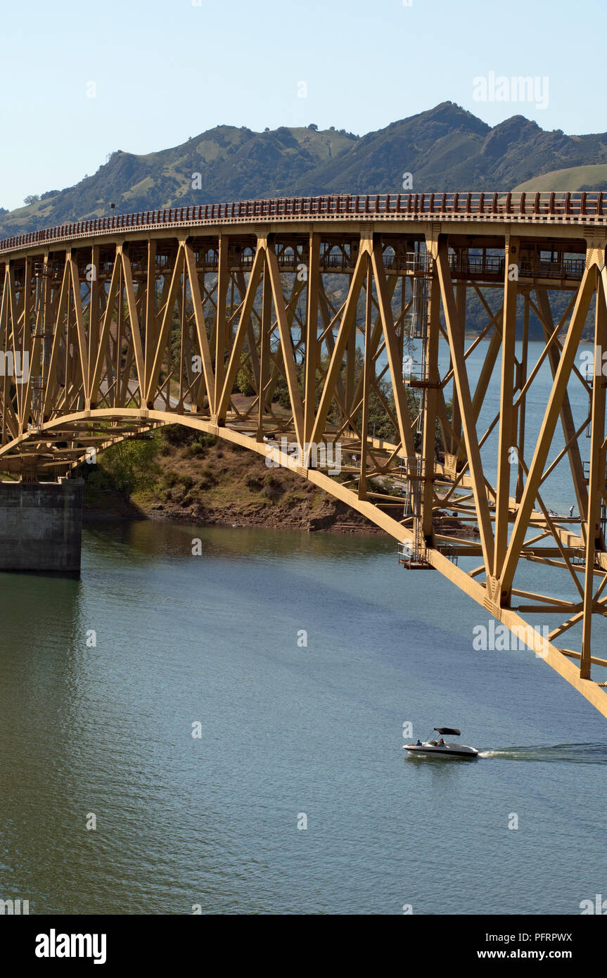 USA, California, Alexander Valley, Lake Sonoma, boat passing under iron bridge Stock Photo