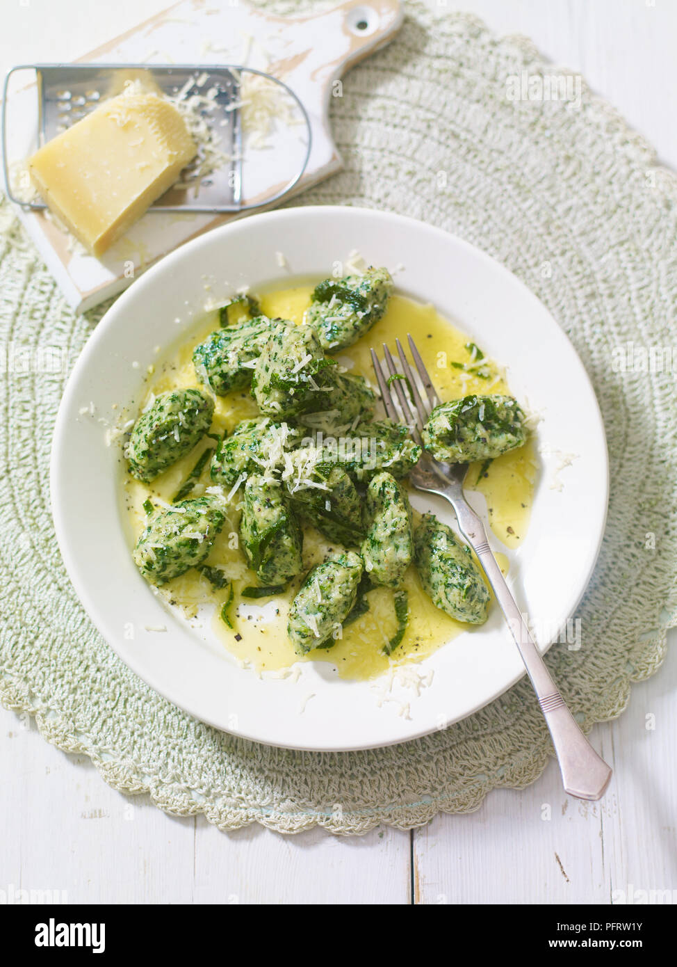 Malfatti alla fiorentina, spinach gnocchi in butter and sage leaves Stock Photo