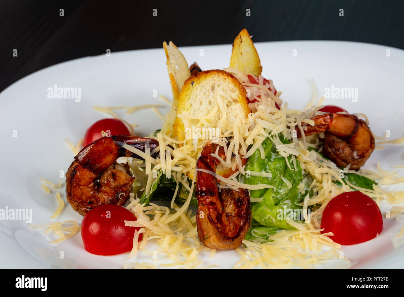 Traditional Caesar salad with prawn Stock Photo Alamy