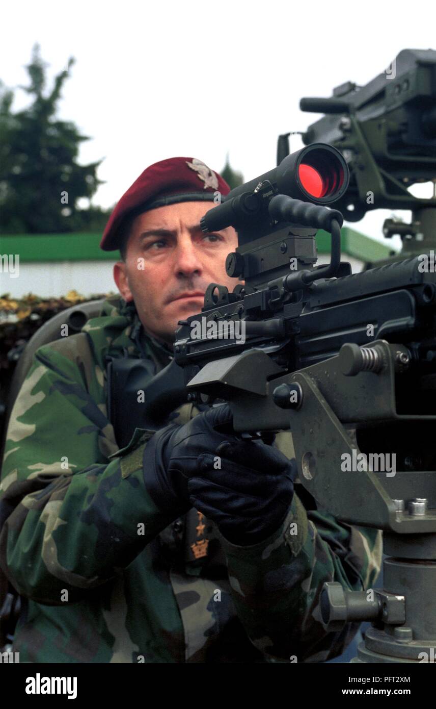 Italian Army, paratroopers of the airborne brigade Folgore in training Stock Photo