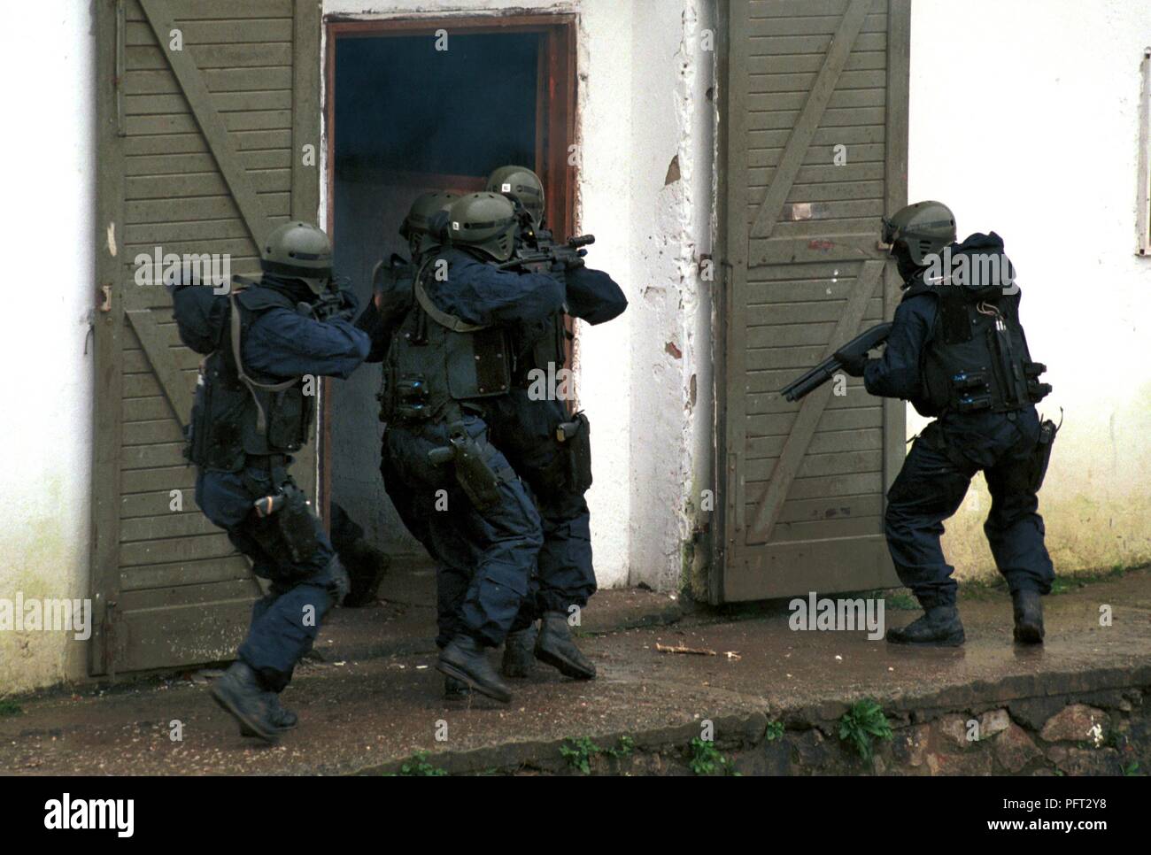 Italian Army, paratroopers of the airborne brigade Folgore in training