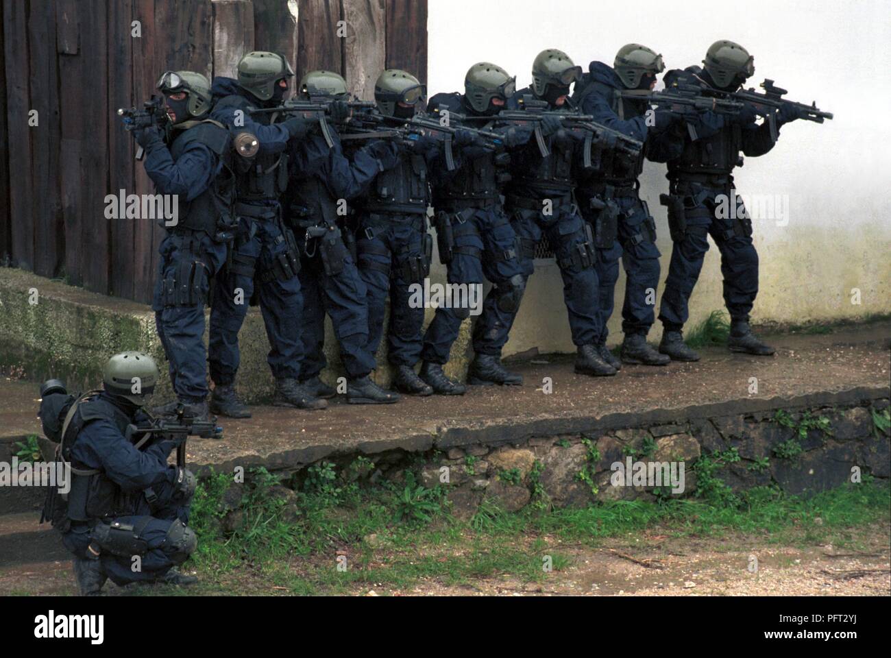 Italian Army, paratroopers of the airborne brigade Folgore in training