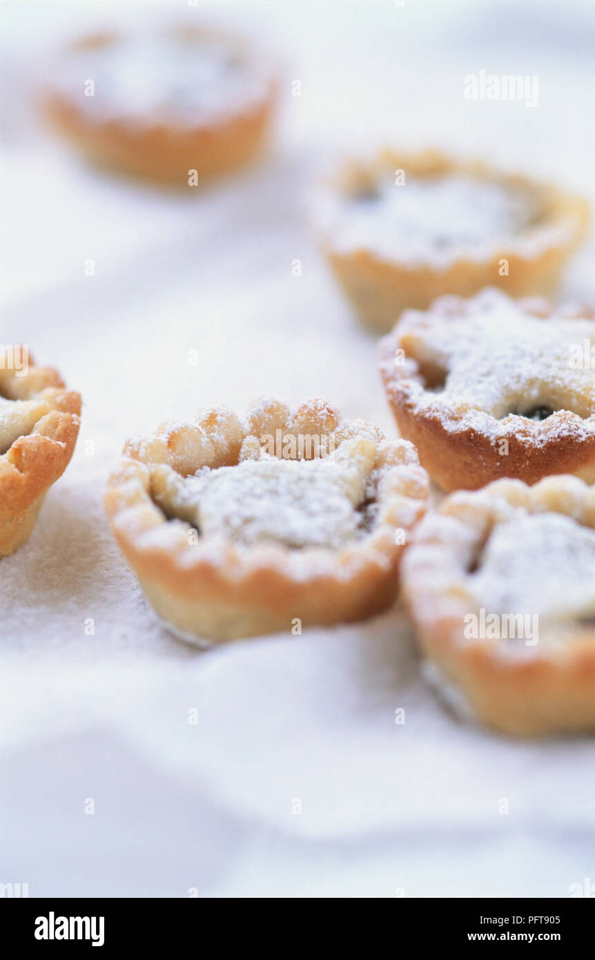 Freshly baked mince pies decorated with star and icing sugar Stock ...