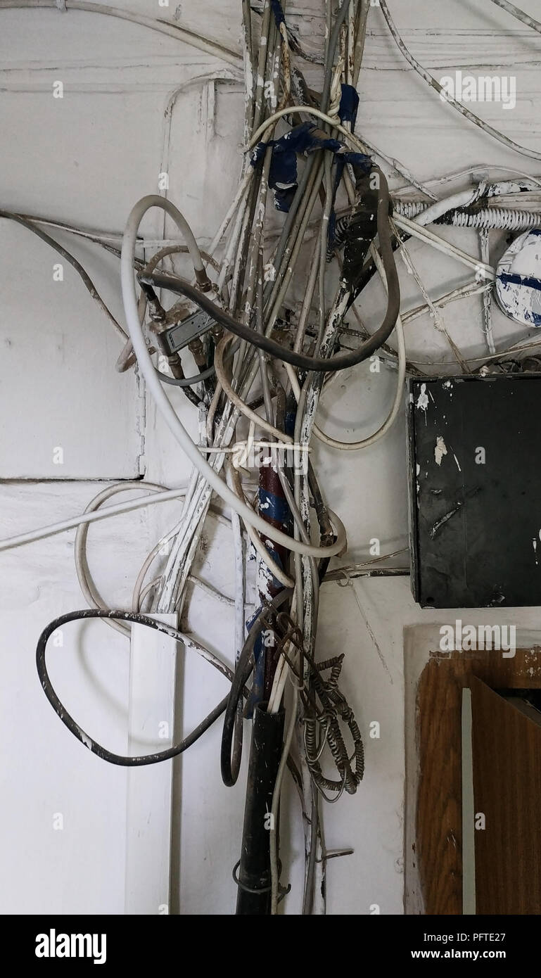 Tangled electrical wires hires stock photography and images Alamy