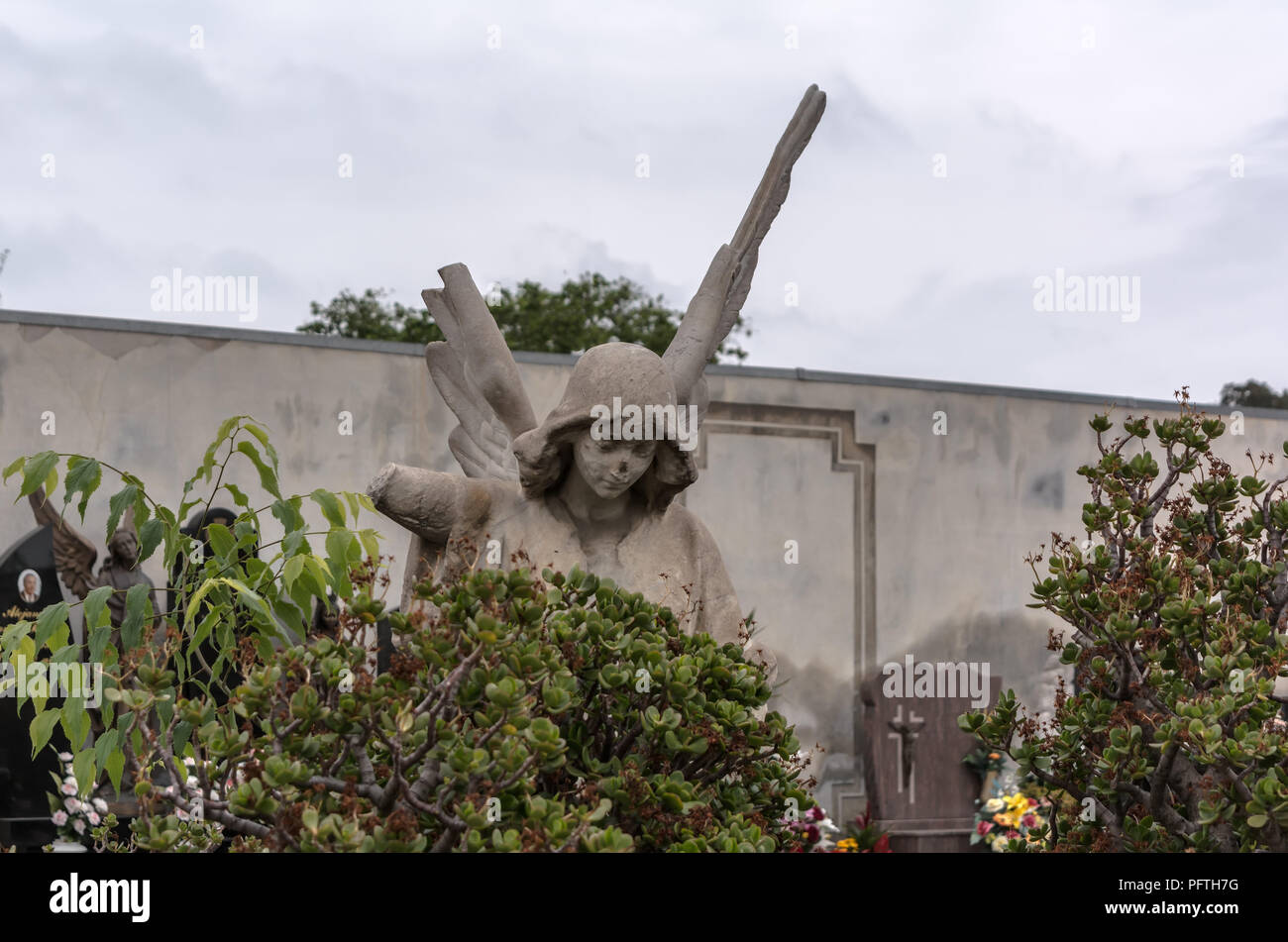 Broken angel statue hires stock photography and images Alamy