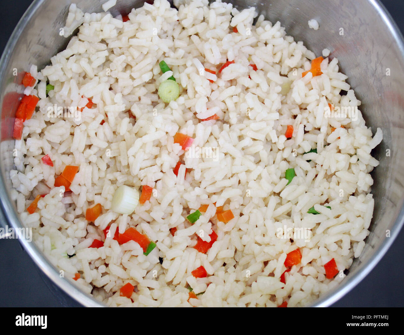 https://c8.alamy.com/comp/PFTMEJ/pot-of-cooked-white-rice-with-diced-red-peppers-and-slices-of-green-onion-PFTMEJ.jpg
