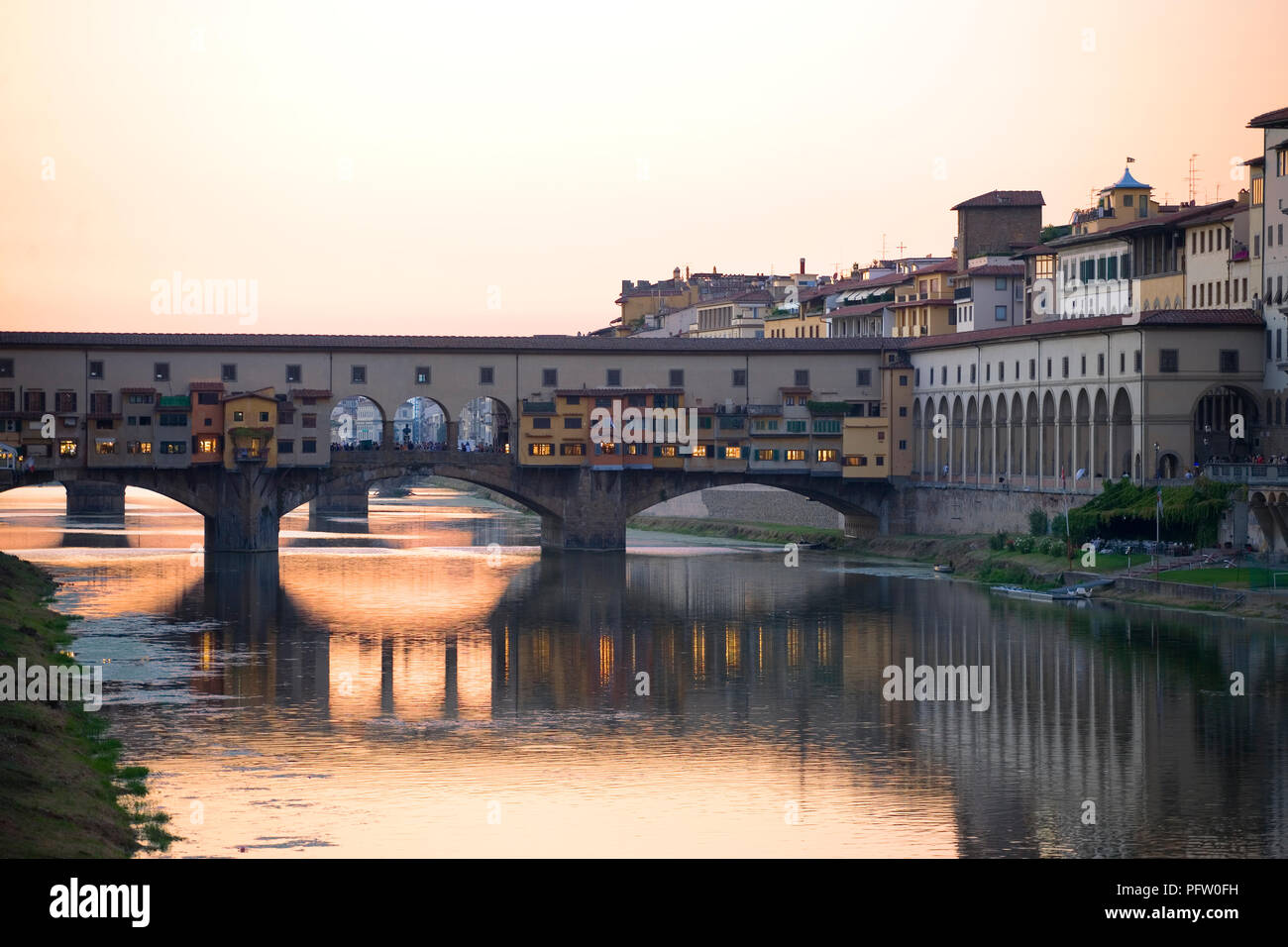 Dusk over the river Arno in Florence, Tuscany, Italy, with the Ponte Vecchio spanning the river: from Lungarno Torrigiani in Oltrarno Stock Photo