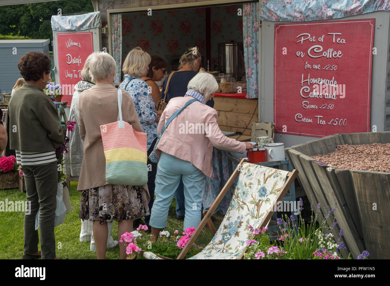 People queue outside Daisy's Vintage Tea Rooms (retro mobile catering service) for refreshments - RHS Chatsworth Flower Show, Derbyshire, England, UK. Stock Photo