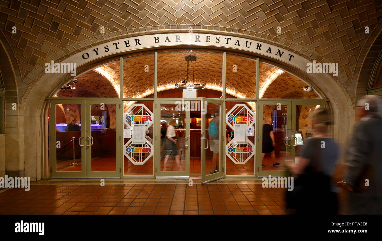 Grand Central Oyster Bar and Restaurant, 89 E 42nd St, New York. entrance to a Gustavino tiled ceilind seafood restaurant in Grand Central Terminal Stock Photo