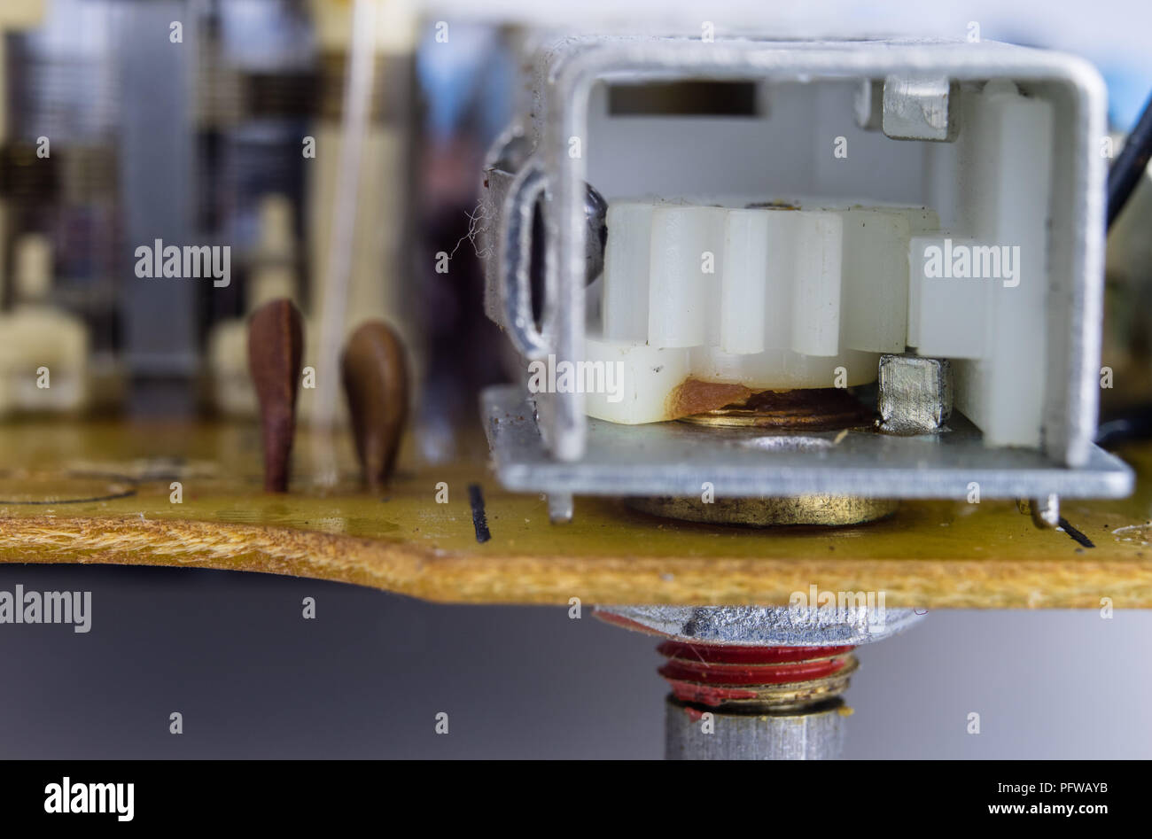Old integrated circuits in an analog radio receiver. Resistors