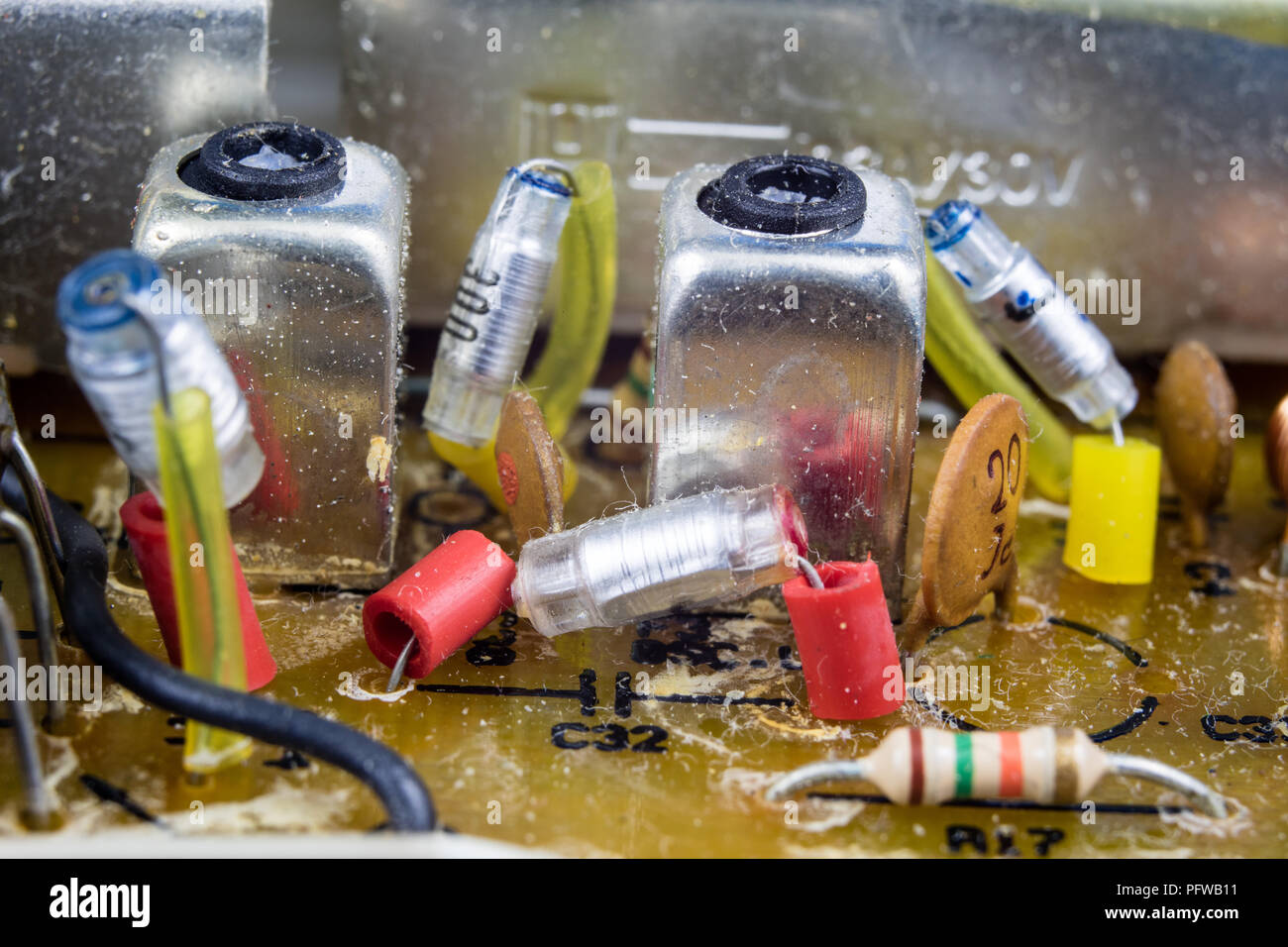 Old integrated circuits in an analog radio receiver. Resistors