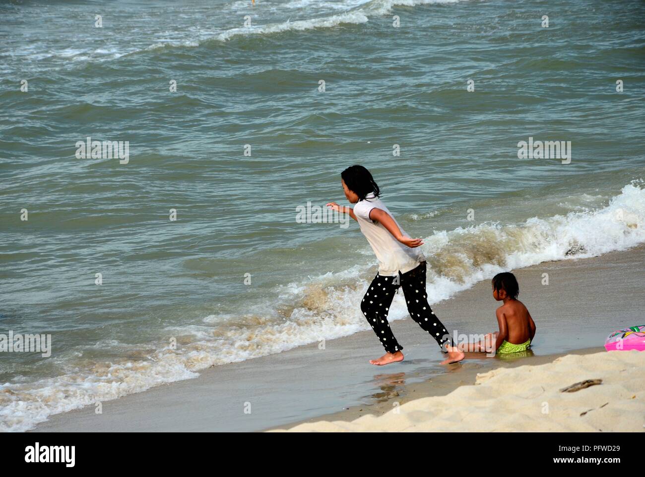 Kids soaked hires stock photography and images Alamy