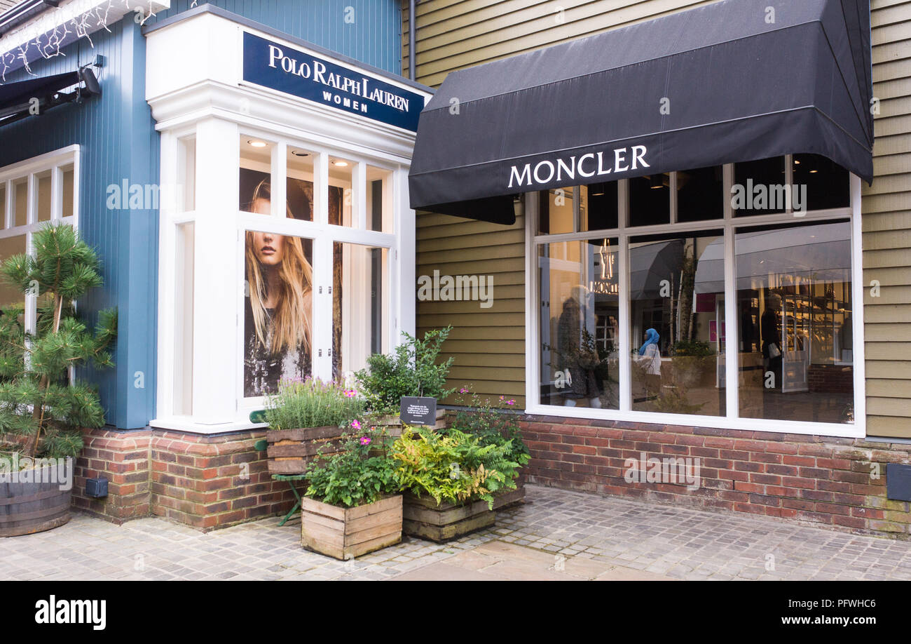 A wet shopping day at Bicester Village Stock Photo - Alamy