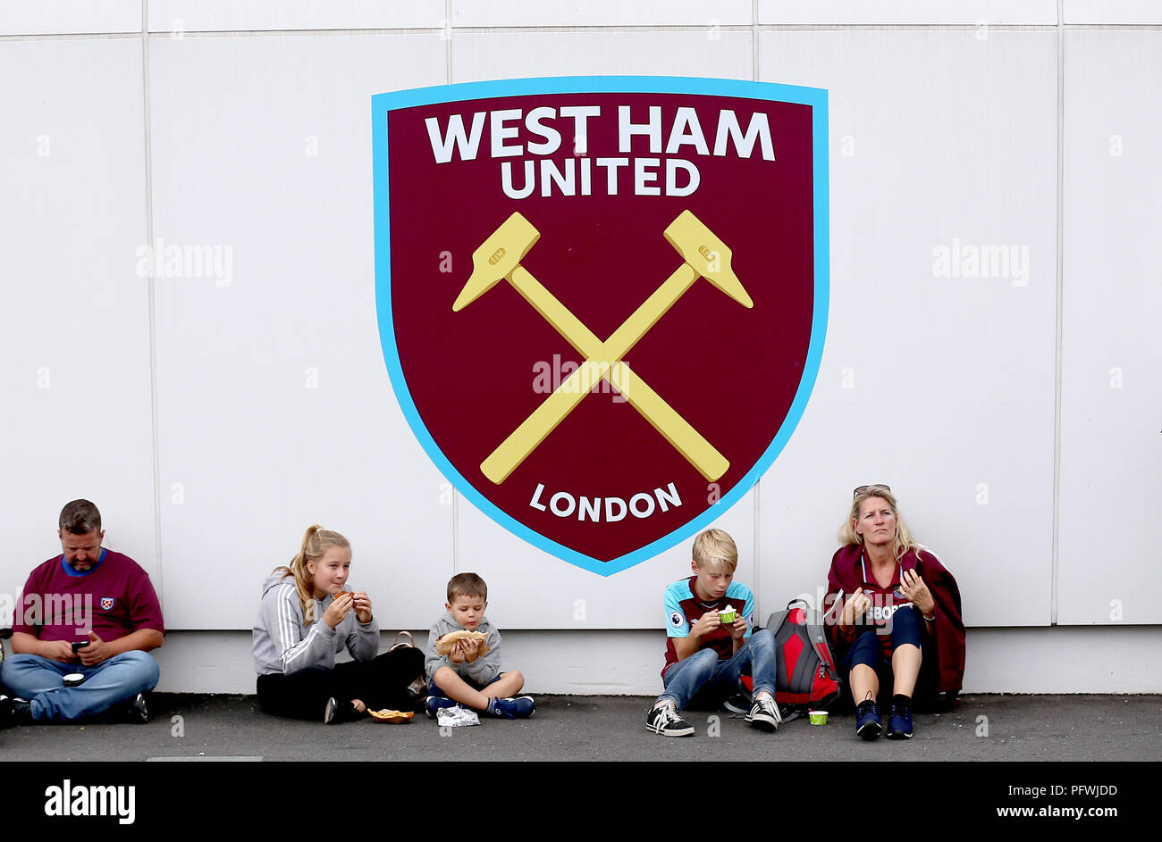  West Ham United Fc Authentic EPL Crest Flag : Sports & Outdoors