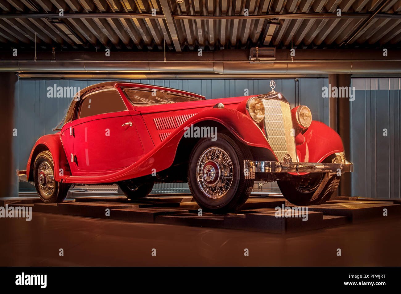 Mercedes benz 320 hi-res stock photography and images - Alamy