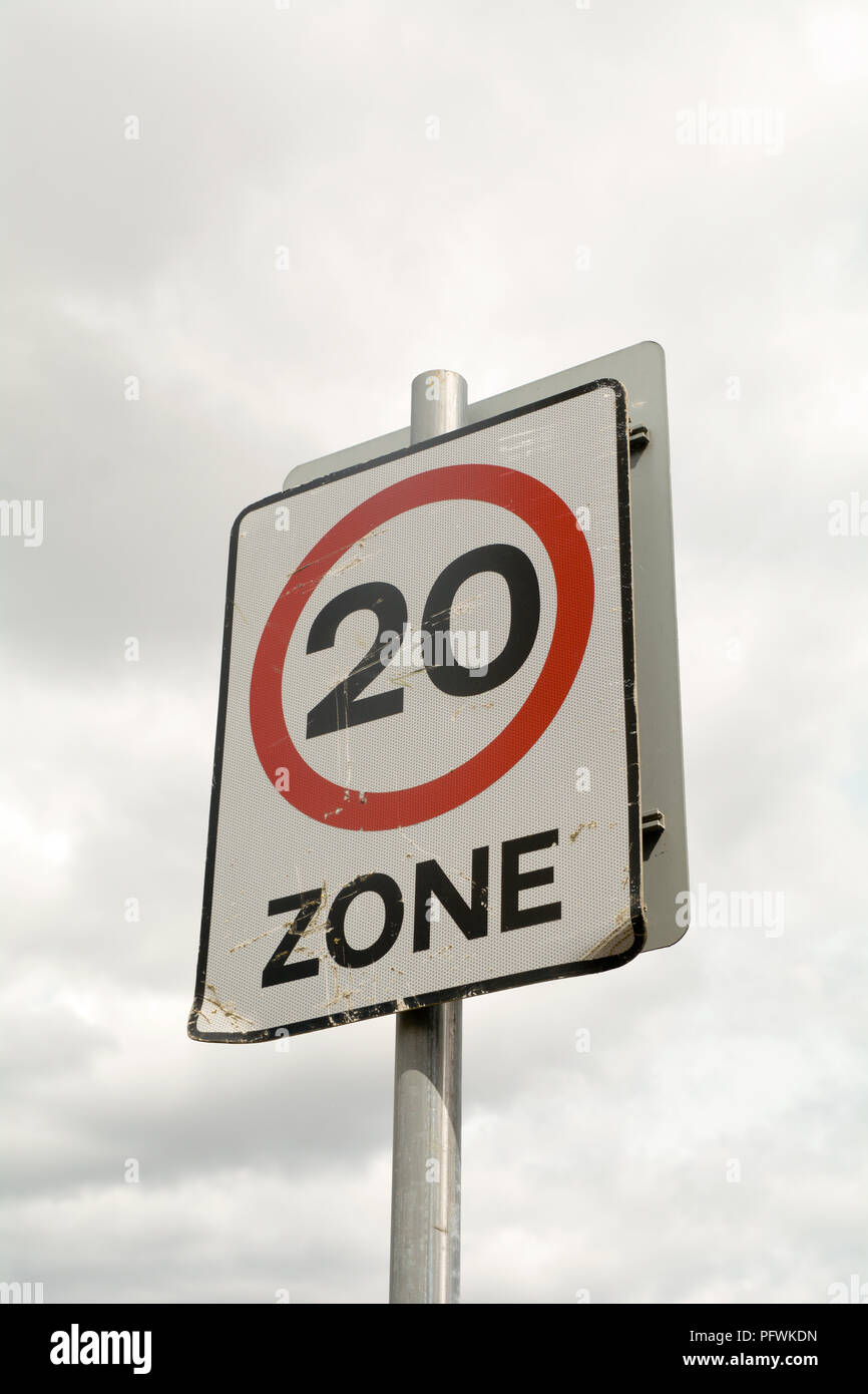 20 mph zone ahead for drivers Stock Photo