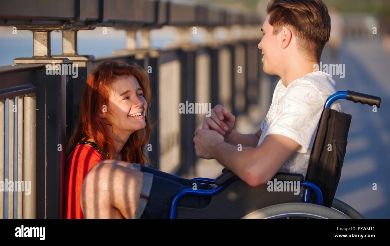 Парень в инвалидном кресле и девушка. Девушка в инвалидной коляске. Парень в инвалидном кресле. Девушка в коляске и парень. Свадьба на инвалидной коляске.