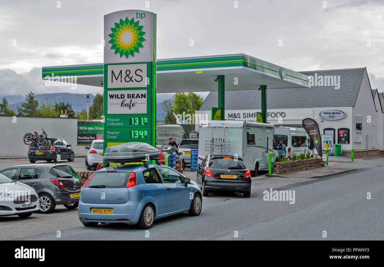 AVIEMORE HIGHLANDS SCOTLAND BUSY MAIN STREET WITH CARS QUEUEING AT FUEL