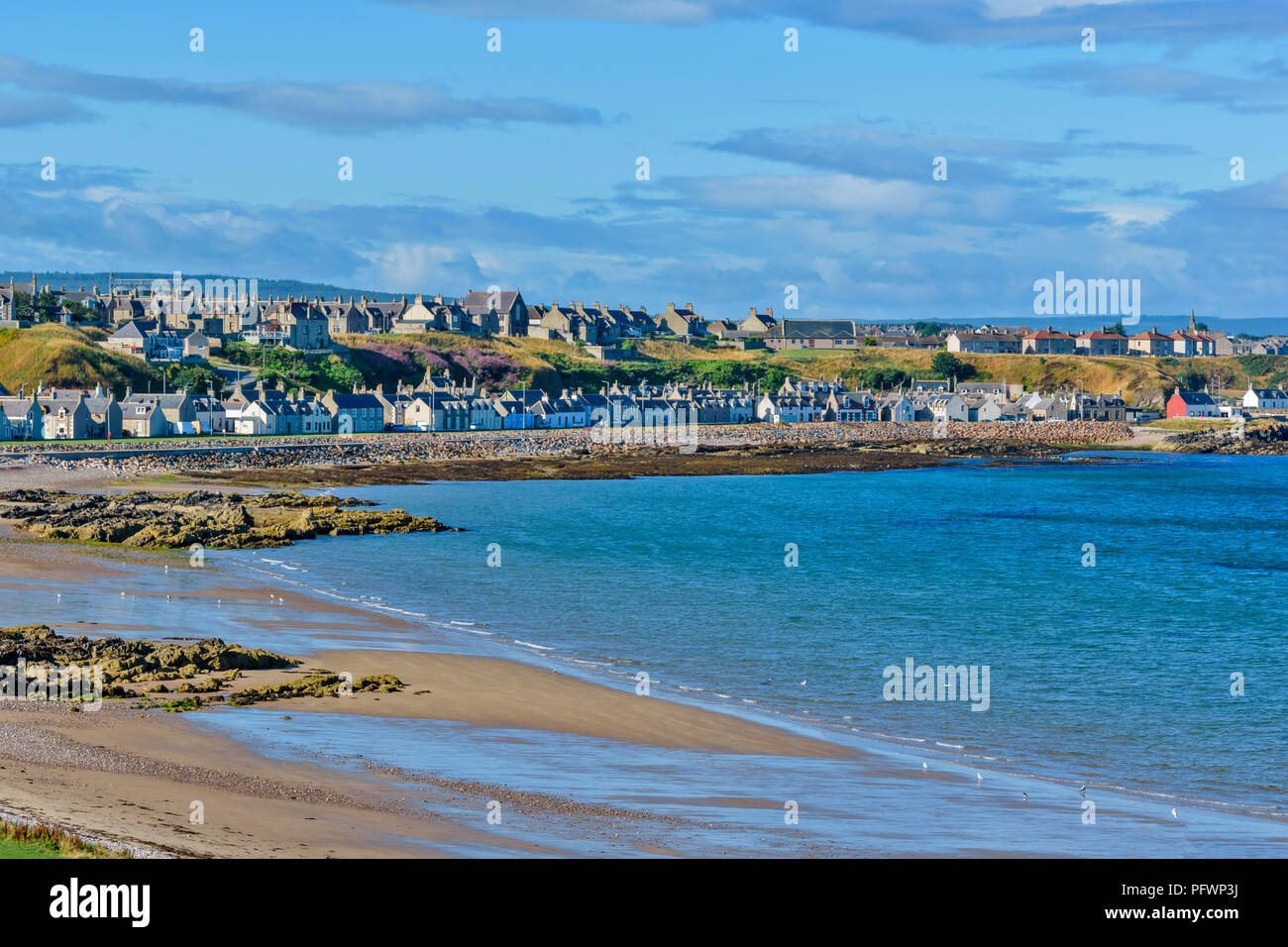 BUCKIE MORAY SCOTLAND THE BEACH AT LOW TIDE AND HOUSES ALONG THE COAST ROAD IN MID SUMMER Stock Photo