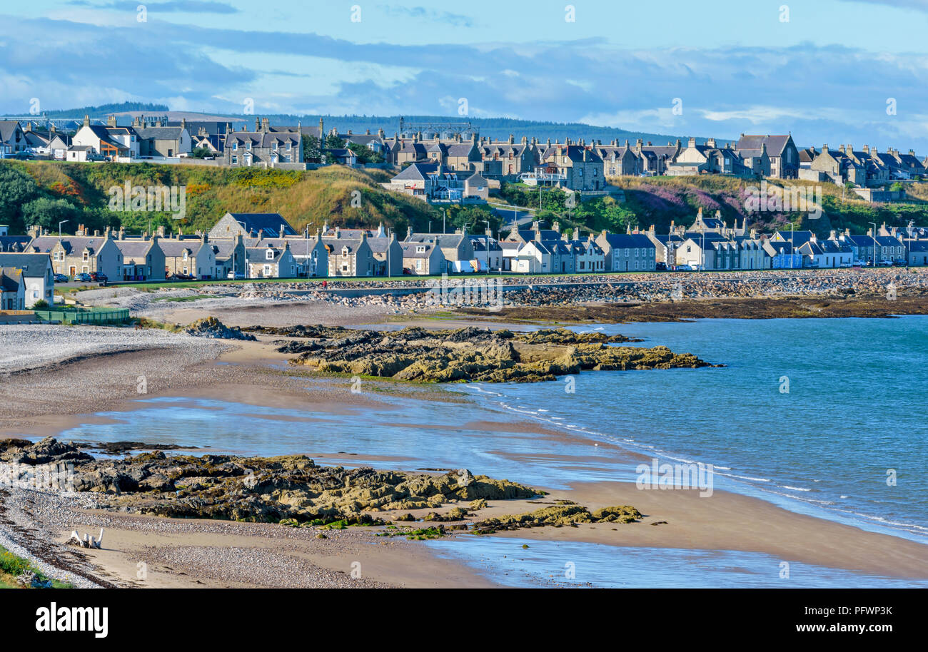 BUCKIE MORAY SCOTLAND THE BEACH AT LOW TIDE AND HOUSES ALONG THE COAST ROAD Stock Photo