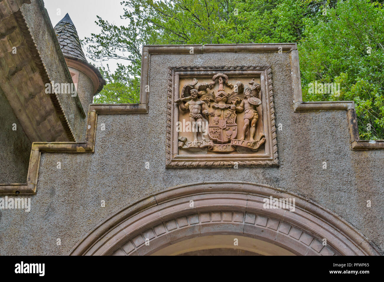 OLD BRIDGE OVER RIVER AVON SPEYSIDE SCOTLAND COAT OF ARMS ON THE BARONIAL GATEHOUSE LEADING TO BALLINDALLOCH CASTLE Stock Photo