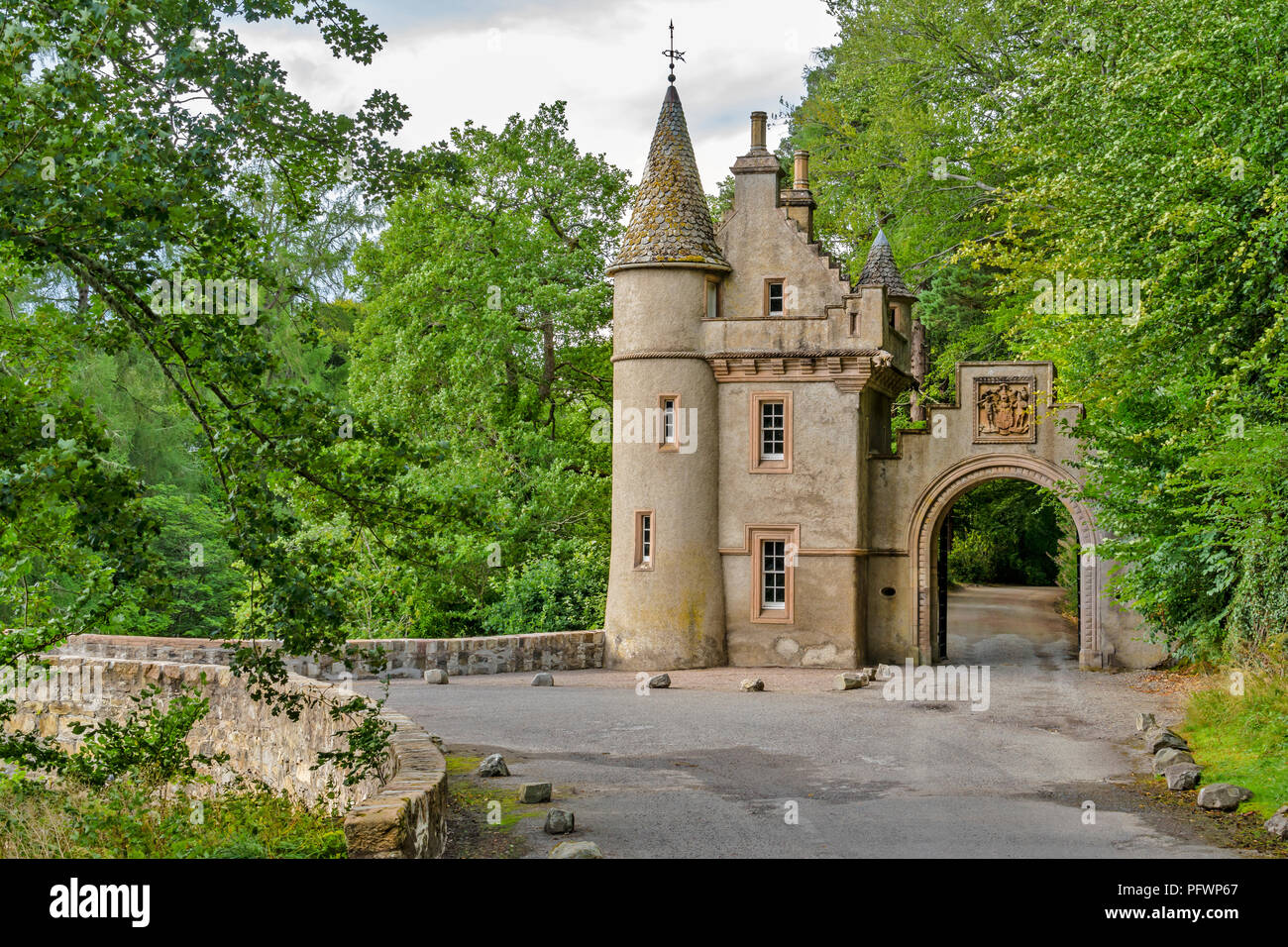 OLD BRIDGE OVER RIVER AVON SPEYSIDE SCOTLAND VIEW OF THE BARONIAL GATEHOUSE LEADING TO BALLINDALLOCH CASTLE Stock Photo