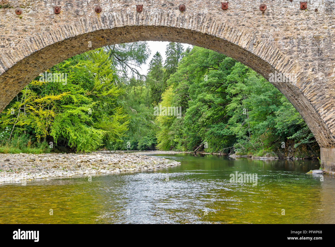 OLD BRIDGE OVER THE RIVER AVON BALLINDALLOCH SPEYSIDE SCOTLAND VIEW OF THE RIVER UNDER AN ARCH Stock Photo