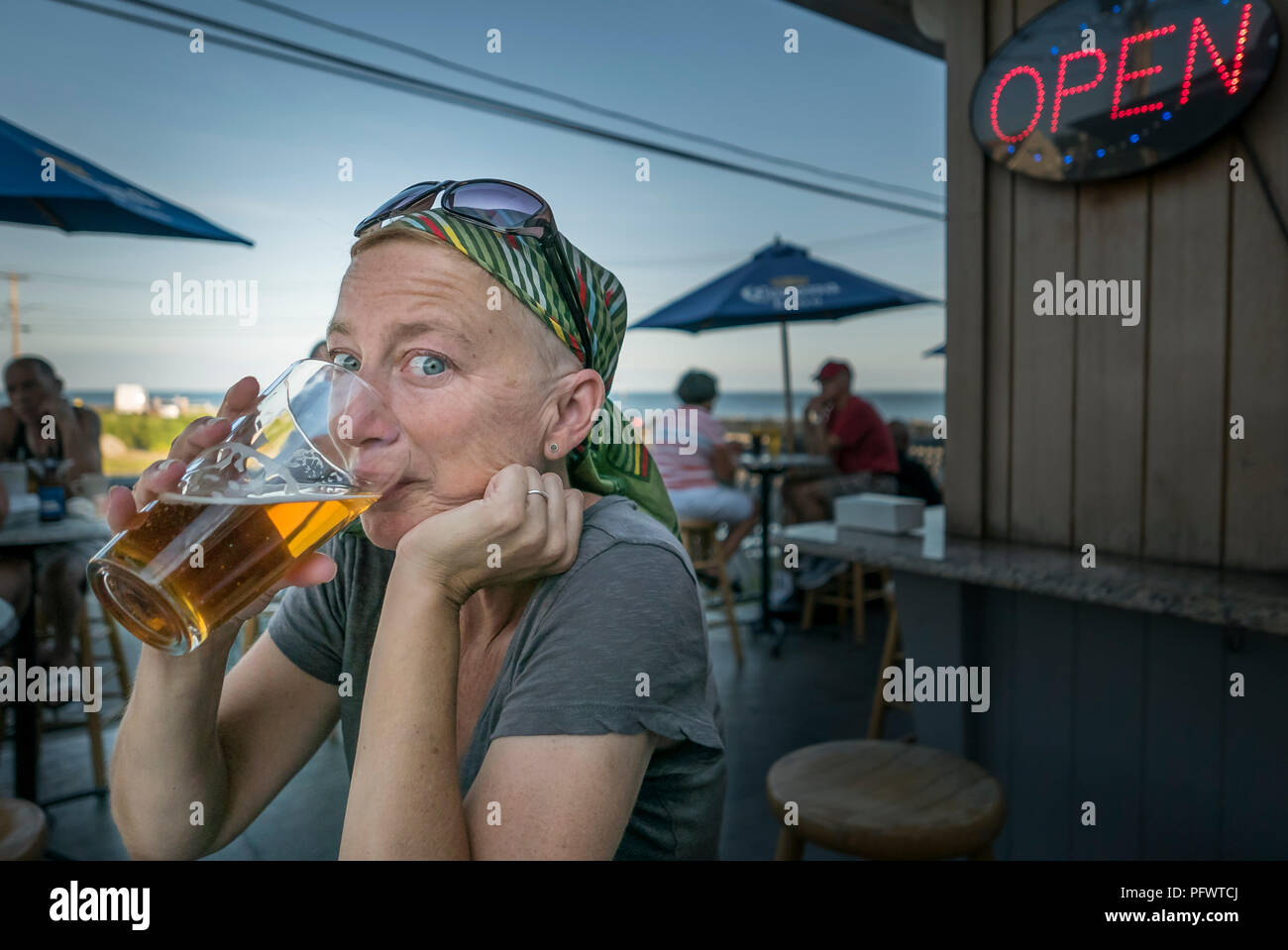 26-08-16. Stratford, Connecticut, USA. Drinking at Marnick's, at Point No Point. Photo: © Simon Grosset Stock Photo