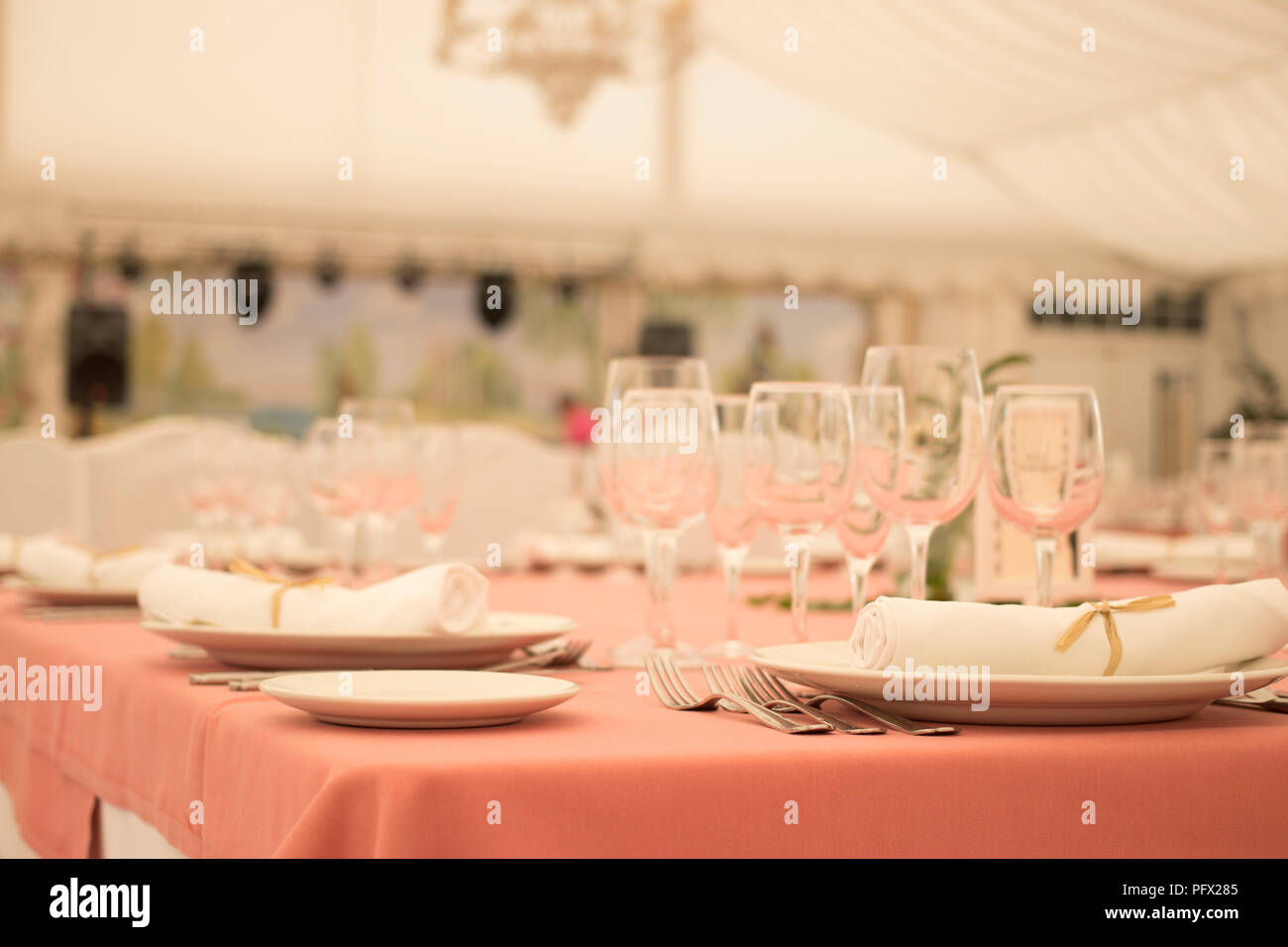 Hotel Table Set Up Wedding reception banquet dinner party table place settings set in ...