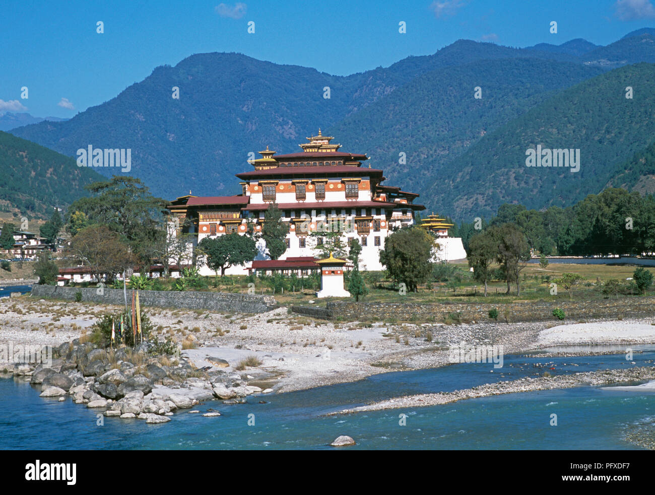 Punakha Dzong at the confluence of the Mo Chhu and Pho Chhu rivers in Punakha valley, Bhutan Stock Photo