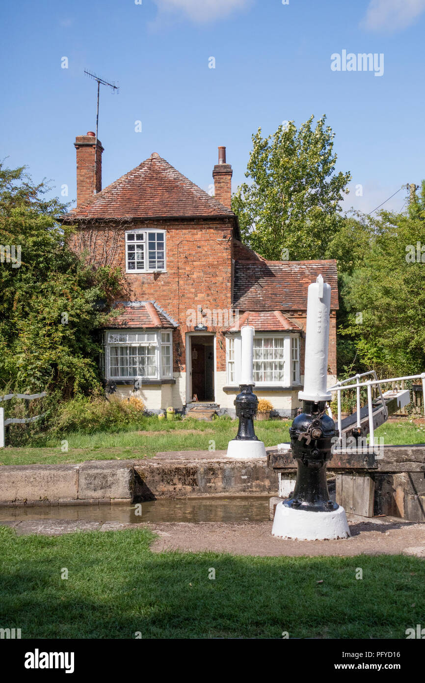 Lock keepers cottage at Hatton locks on the Grand Union Canal, near Warwick, Warwickshire, England, UK Stock Photo