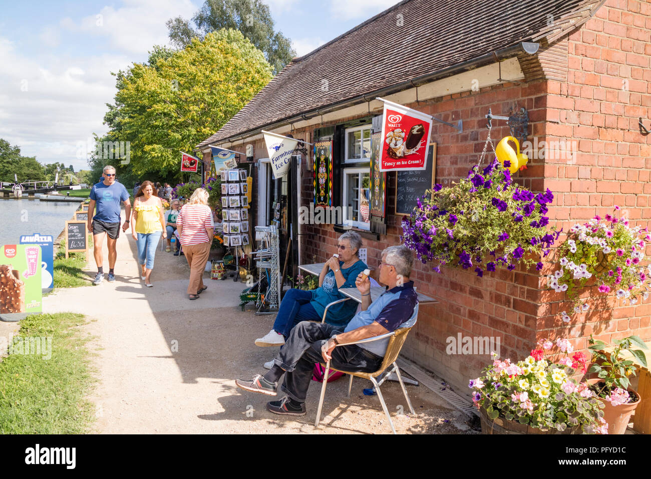 Cafe at Hatton locks on the Grand Union Canal, near Warwick, Warwickshire, England, UK Stock Photo