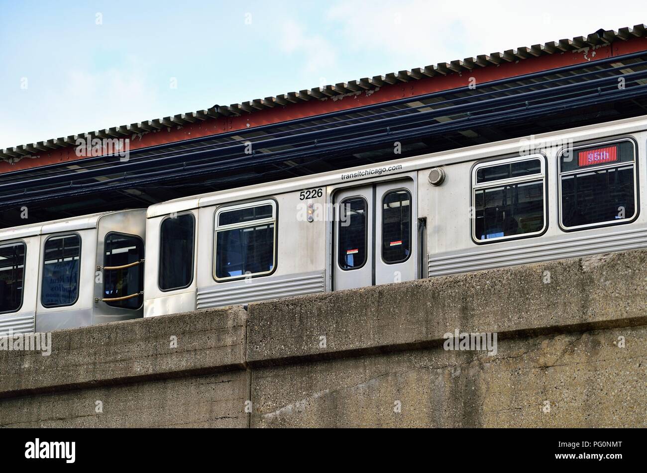 Chicago, Illinois, USA. A CTA Red Line elevated train (L train) stopping at Loyola rapid transit station. The station is named for Loyola University. Stock Photo