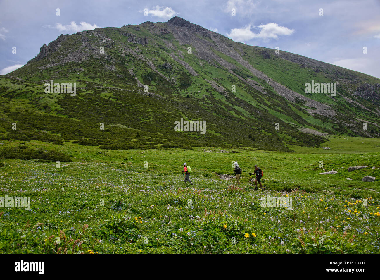Trekking the beautiful alpine Keskenkija Trek, Jyrgalan, Kyrgyzstan Stock Photo