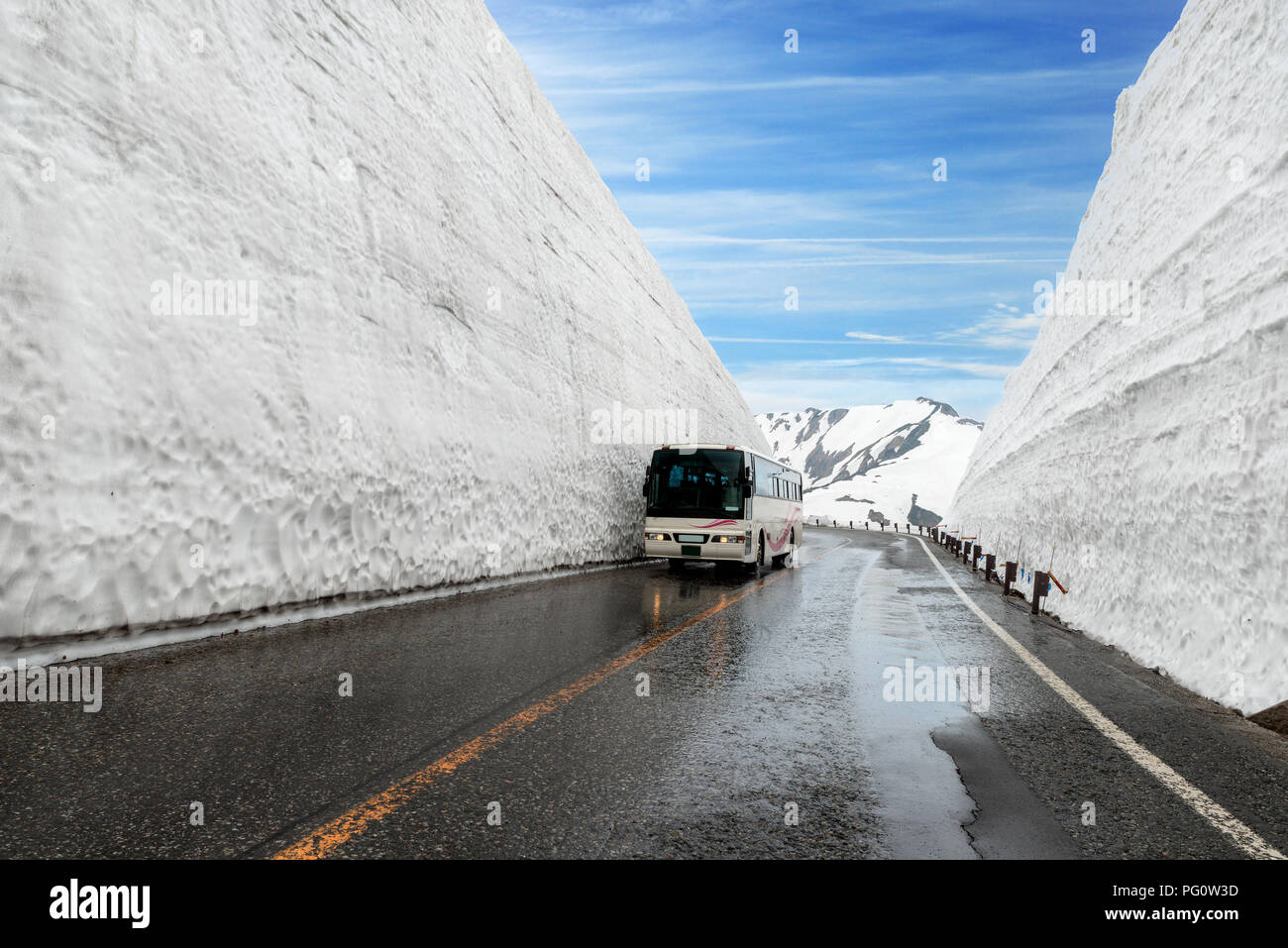 Snow Wall At Kurobe Alpine In Japan With Bus For Tourists On Tateyama Kurobe Alpine Route Japanese Alp In Tateyama Japan Stock Photo Alamy Snow Wall At Kurobe Alpine In Japan With Bus For Tourists On Tateyama Kurobe Alpine Route Japanese Alp In Tateyama Japan Stock Photo Alamy