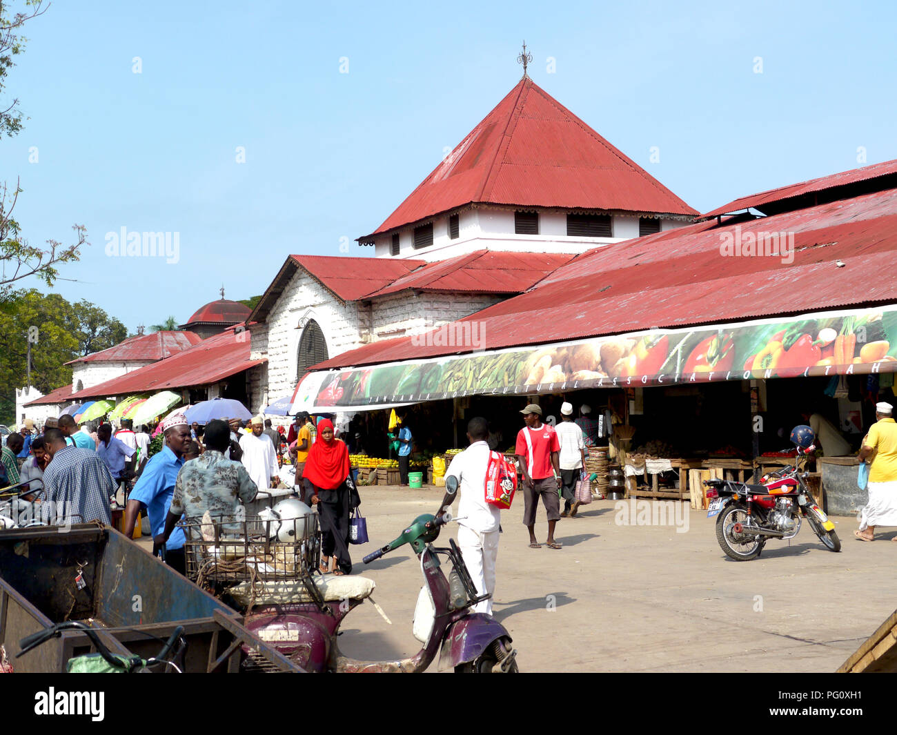 Open market, outside of the main Darajani Market, in stone Town, Zanzibar Stock Photo