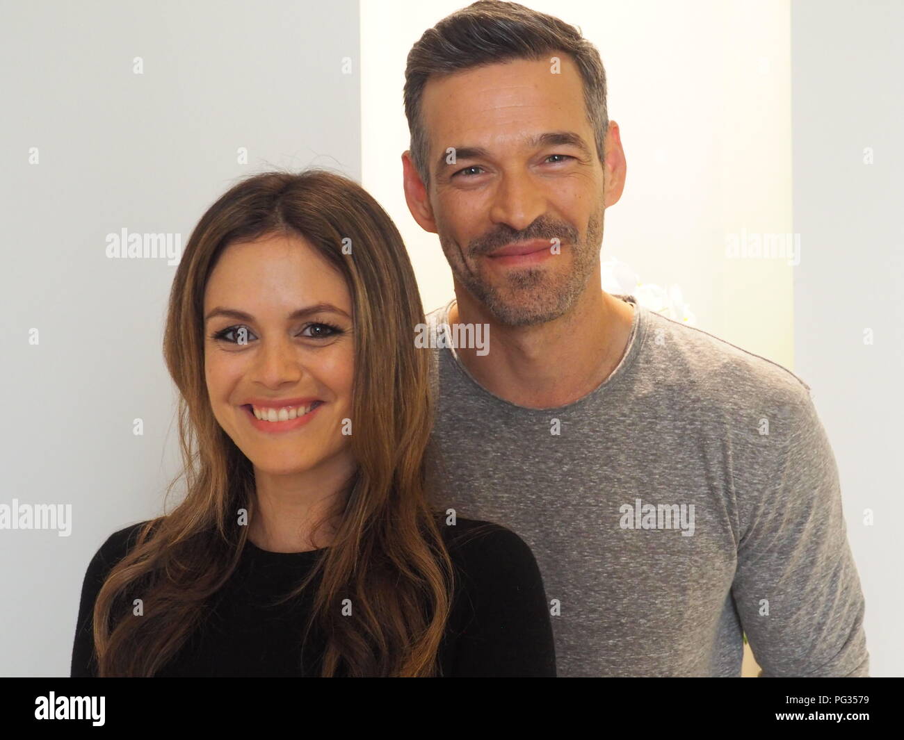 Paris, France. 23rd Aug, 2018. The American actors Rachel Bilson and Eddie Cibrian at a photo shoot for the presentation of the Vox series "Take Two". (on dpa "US actress Rachel Bilson would like to come to Germany" from 23.08.2018) Credit: Christian Böhmer/dpa/Alamy Live News Stock Photo