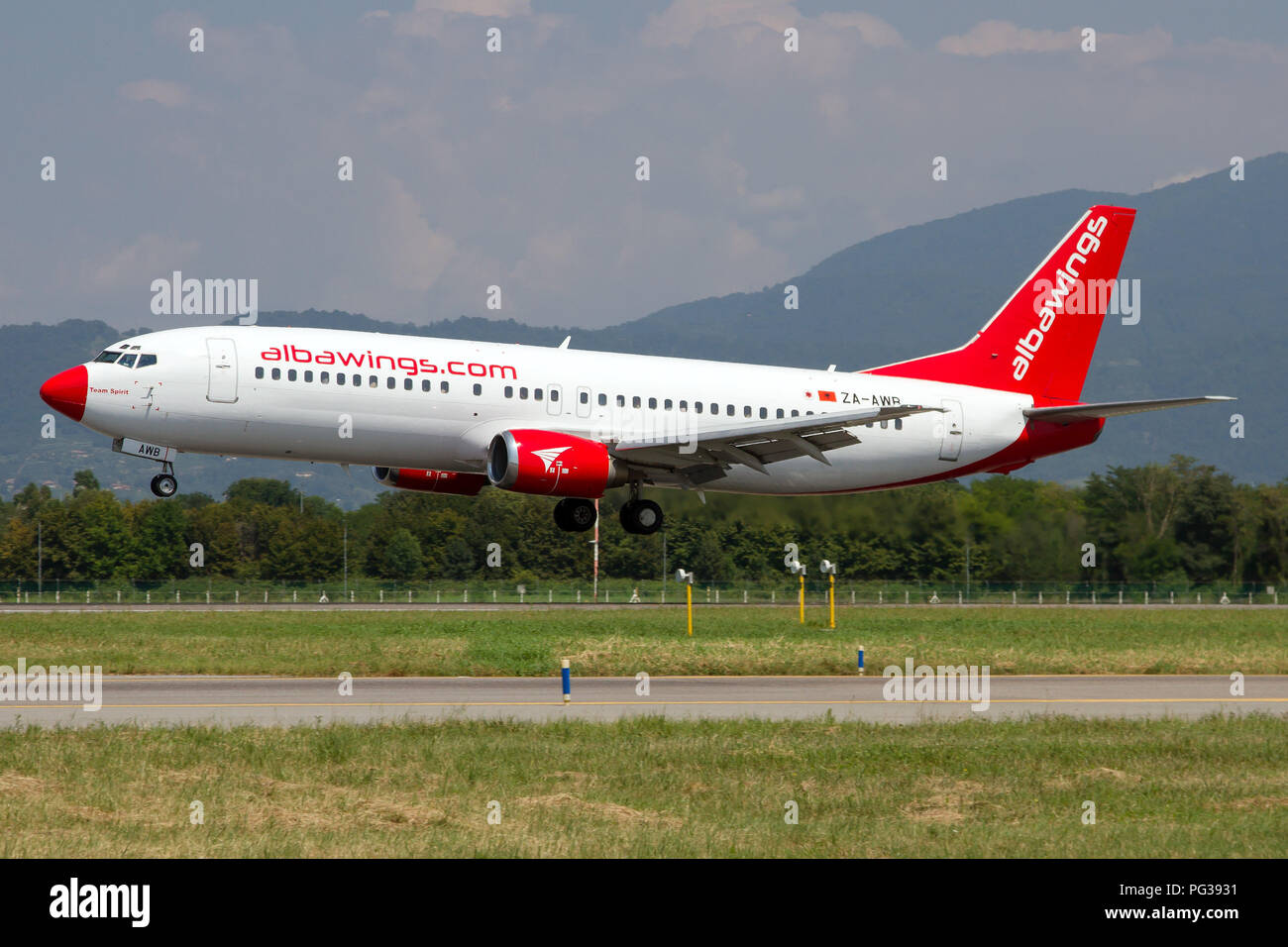 Milan, Italy. 4th Aug, 2018. Albastar, a spanish carrier for italian holidaymakers seen with a boeing 737-400 landing at Milan Bergamo airport. Credit: Fabrizio Gandolfo/SOPA Images/ZUMA Wire/Alamy Live News Stock Photo
