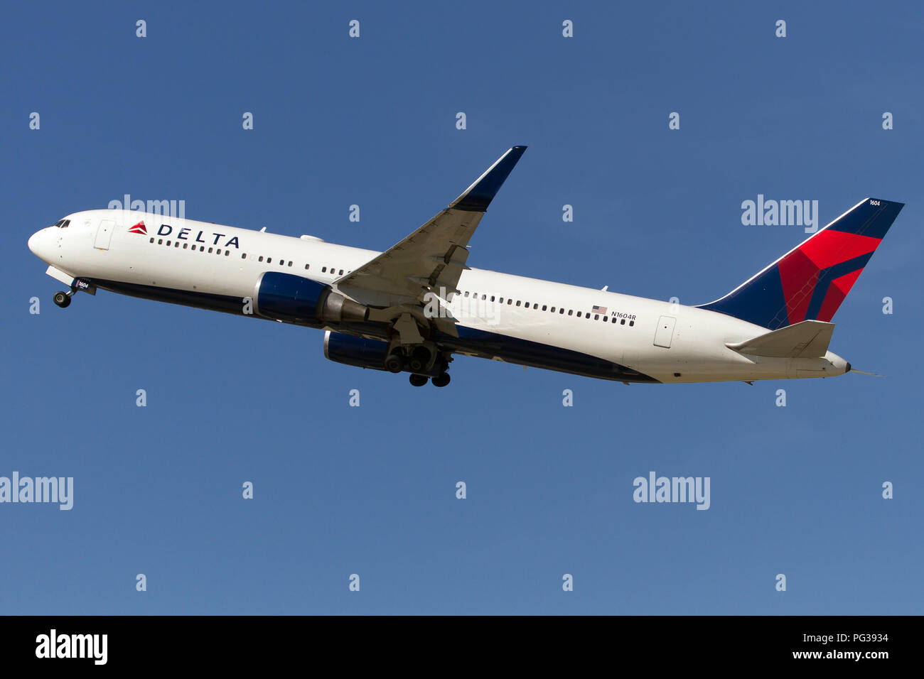 Zurich, Switzerland. 12th Aug, 2018. Delta Air Lines 767-300(ER) seen  leaving Zurich Kloten airport. Credit: Fabrizio Gandolfo/SOPA Images/ZUMA  Wire/Alamy Live News Stock Photo - Alamy