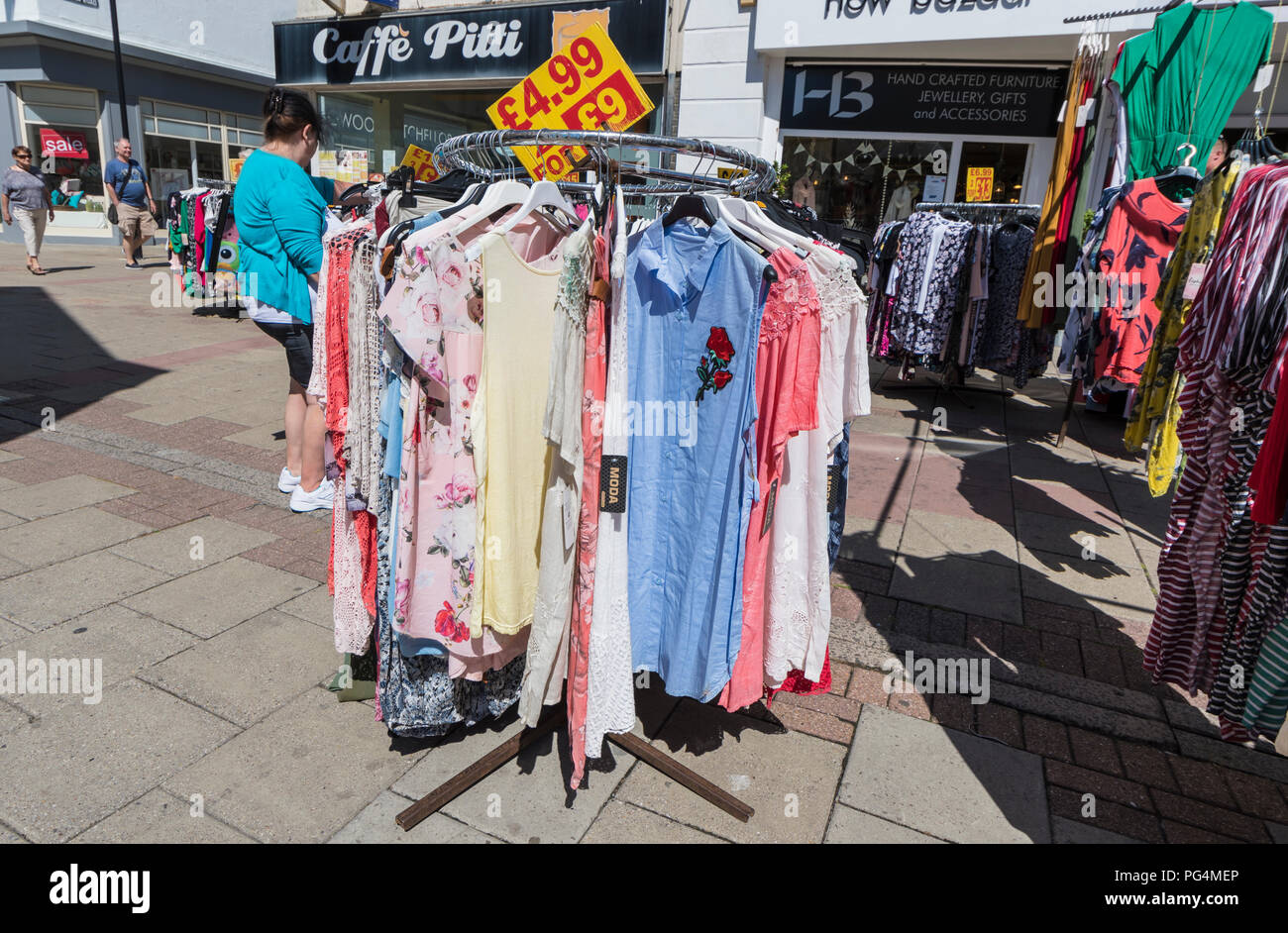 Clothes outside market hi-res stock photography and images - Alamy