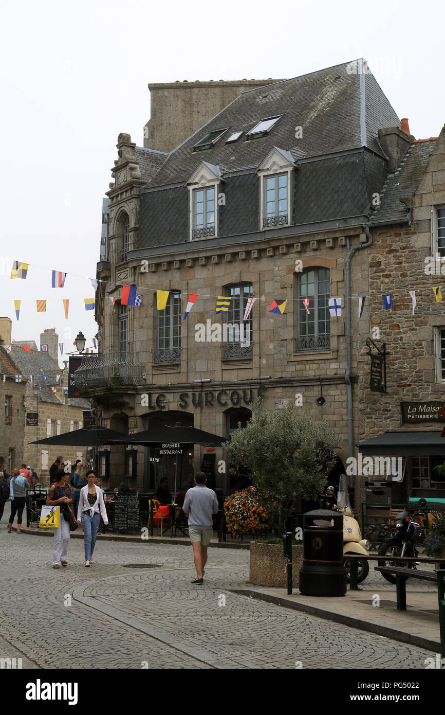 Restaurant and shoppers on corner of Rue Armand Rousseau and Rue Admiral Reveillere, Roscoff, Finistere, Brittany, France Stock Photo