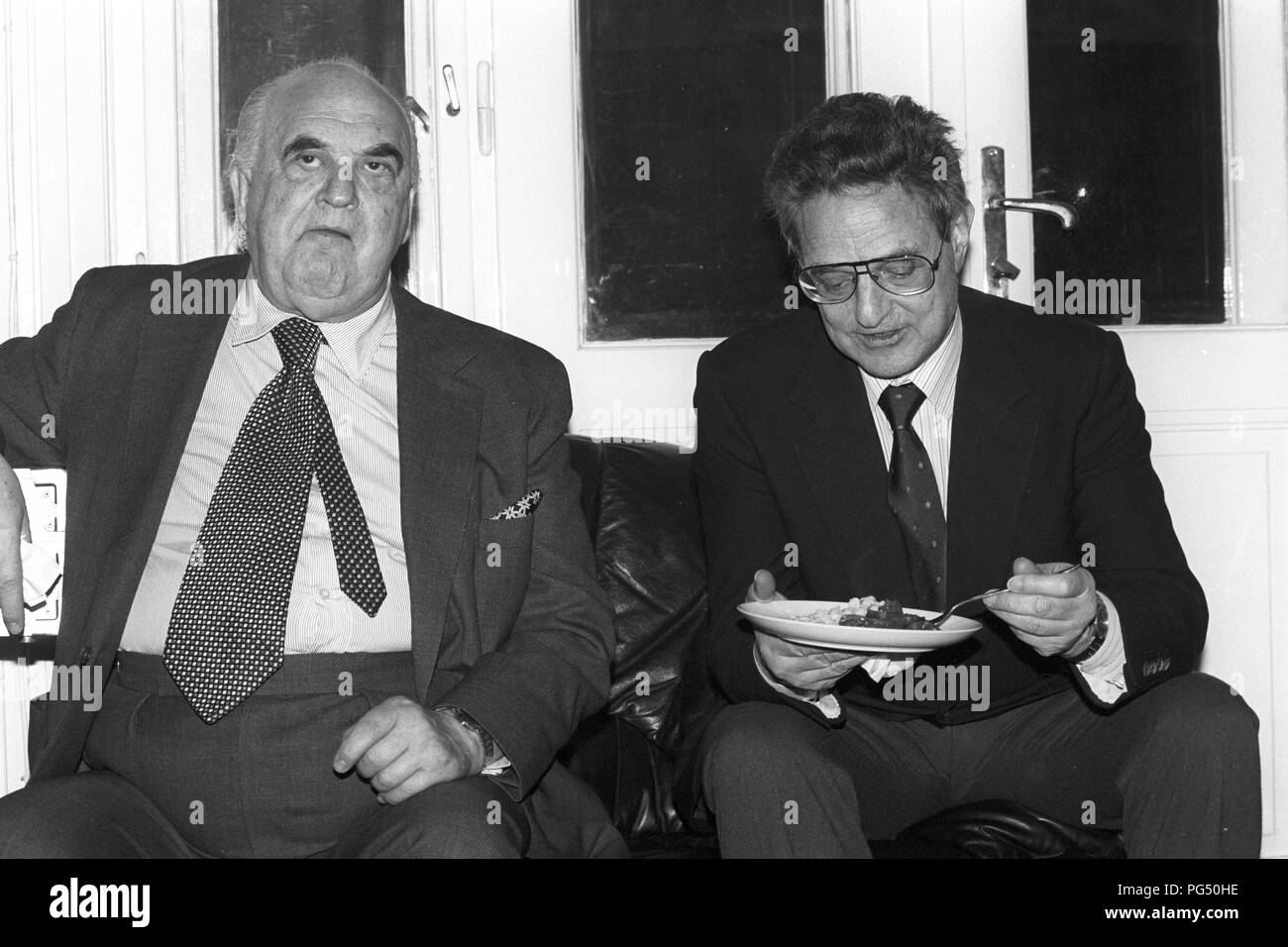 Lord George Weidenfeld (left) and George Soros at a meeting of the IWM (Institut fuer die Wissenschaft vom Menschen, English: Institute for Human Sciences) in Vienna. Weidenfeld was a journalist and adviser to the Israeli government. Soros appeared particularly as an investor. Stock Photo